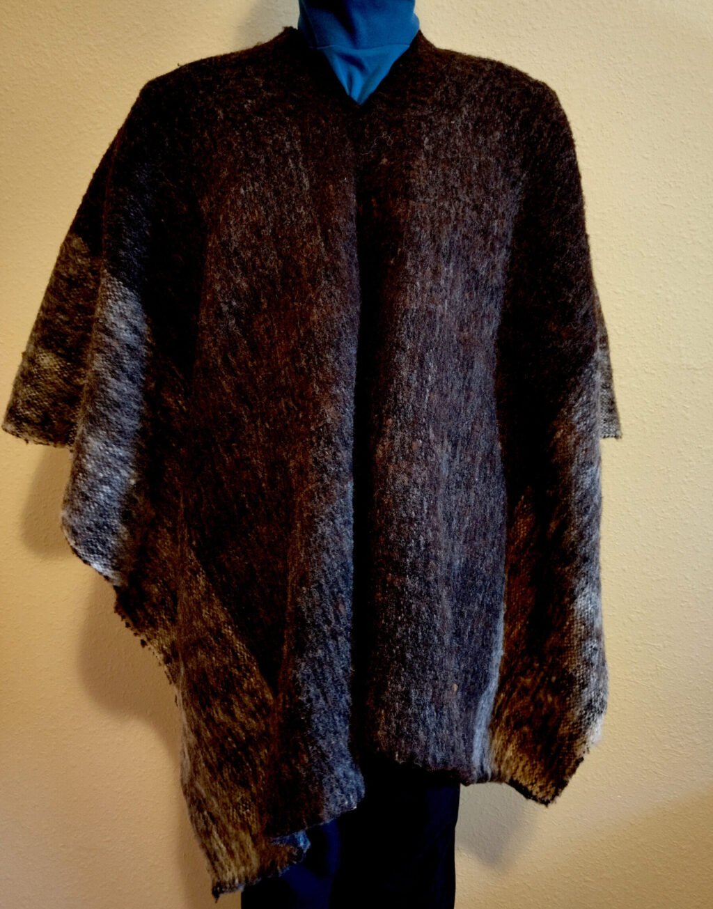 Pure Wool Hand-woven poncho Wool hand-woven Poncho made with pure dark colored yarn.