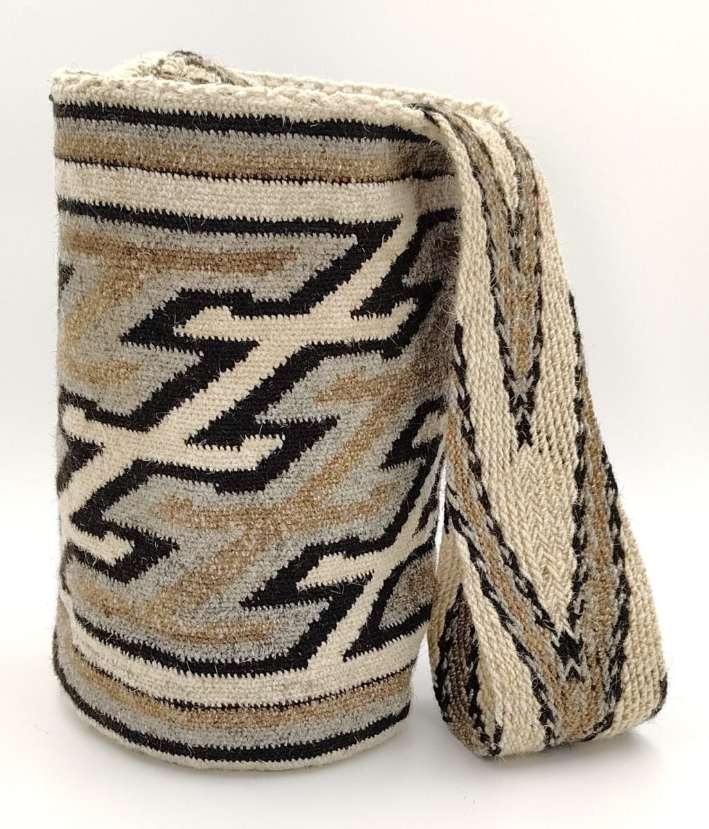 Arhuaca handbag, with indigenous motif. Hand-woven